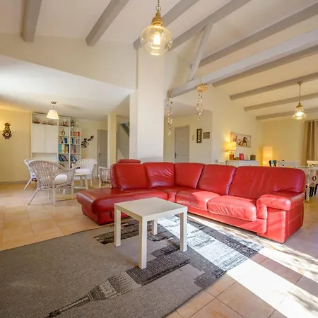 Beautiful Family House With A Large Terrace سان مارتن دو ر